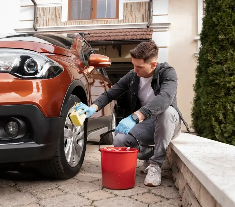 Lavage auto à domicile Pimprez : professionnel intervenant sur un véhicule